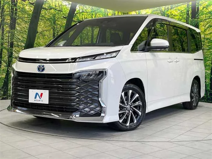 Toyota Voxy 2023 — фото 1, купить с доставкой в Москву