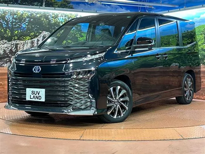 Toyota Voxy 2024 — фото 1, купить с доставкой в Москву