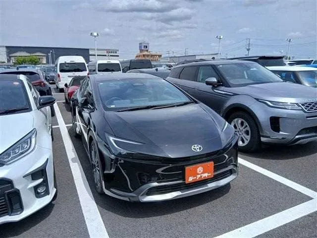 Toyota Prius 2023 — фото 1, купить с доставкой в Москву