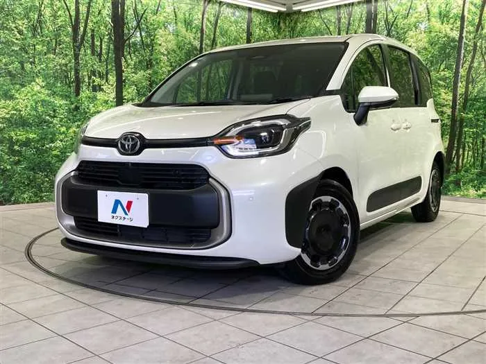 Toyota Sienta 2024 — фото 1, купить с доставкой в Москву
