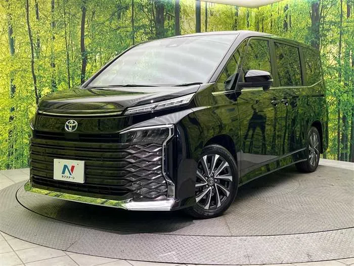 Toyota Voxy 2023 — фото 1, купить с доставкой в Москву