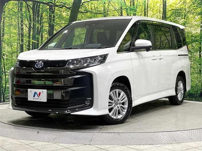 Toyota Noah 2023 — фото 1, купить с доставкой в Москву