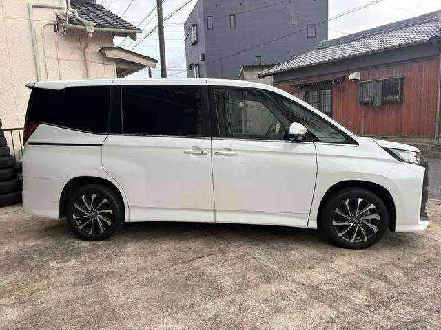 Toyota NOAH 2023 — миниатюра 2