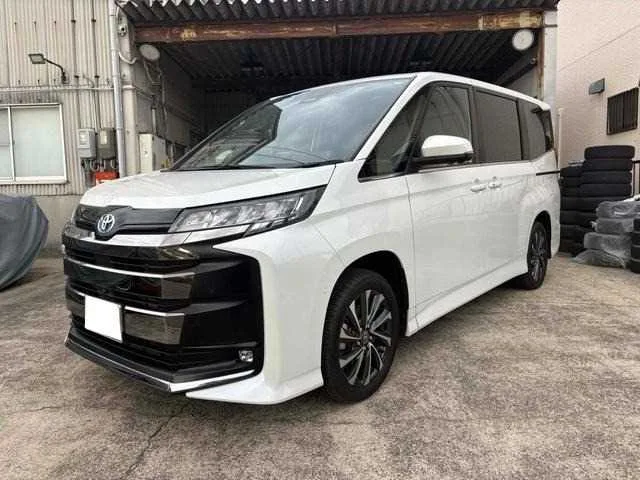 Toyota NOAH 2023 — фото 1, купить с доставкой в Москву