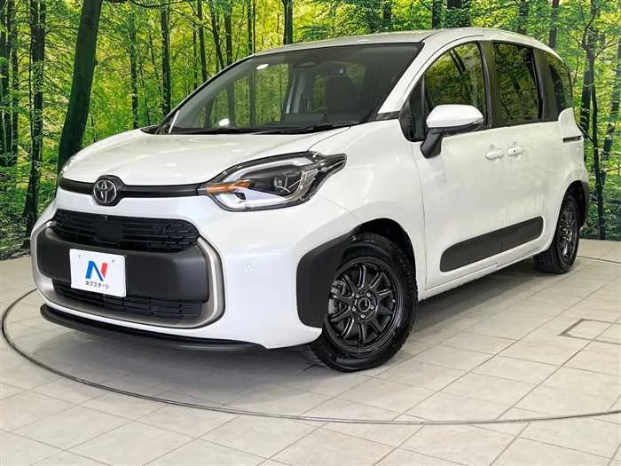 Toyota Sienta 2024 — фото 1, купить с доставкой в Москву