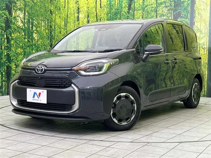 Toyota Sienta 2023 — фото 1, купить с доставкой в Москву