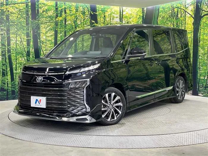Toyota Voxy 2022 — фото 1, купить с доставкой в Москву