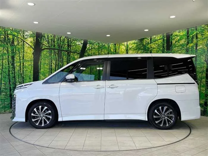 Toyota Voxy 2023 — миниатюра 3