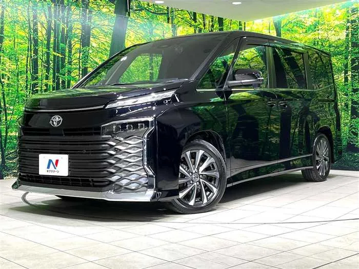 Toyota Voxy 2024 — фото 1, купить с доставкой в Москву