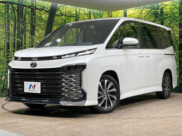 Toyota Voxy 2024 — фото 1, купить с доставкой в Москву