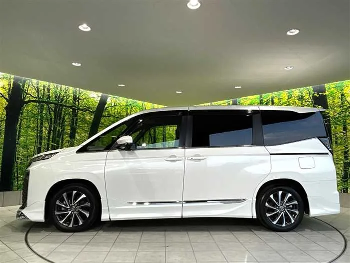 Toyota Voxy 2022 — миниатюра 3