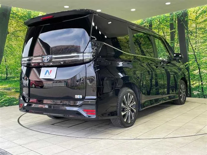 Toyota Voxy 2022 — миниатюра 3