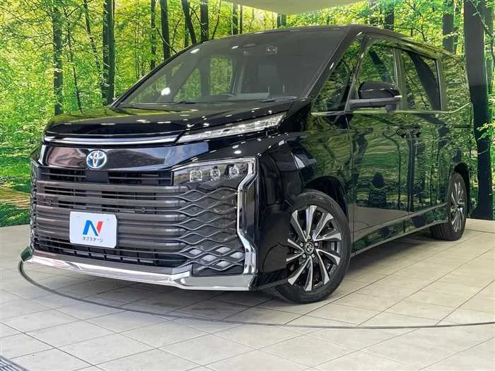 Toyota Voxy 2022 — фото 1, купить с доставкой в Москву