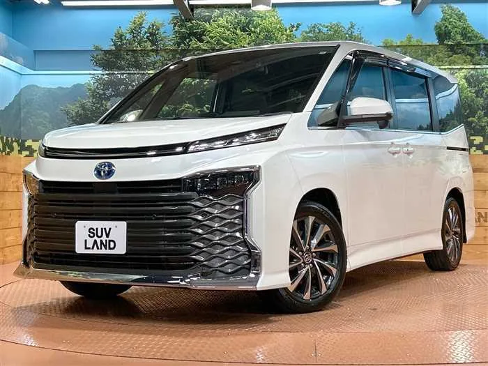 Toyota Voxy 2022 — фото 1, купить с доставкой в Москву