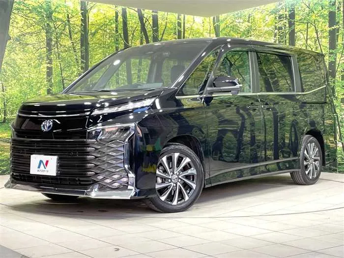 Toyota Voxy 2023 — фото 1, купить с доставкой в Москву