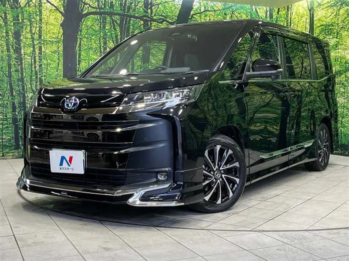 Toyota Noah 2023 — фото 1, купить с доставкой в Москву