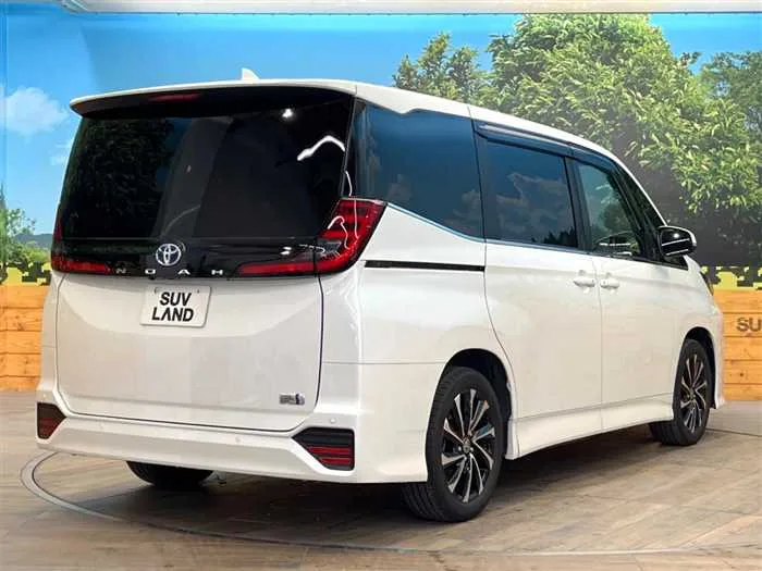 Toyota Noah 2023 — миниатюра 2