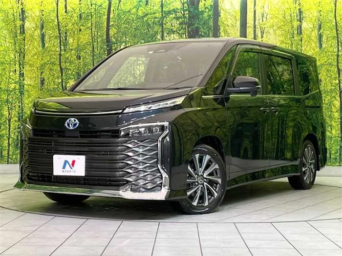 Toyota Voxy 2023 — фото 1, купить с доставкой в Москву