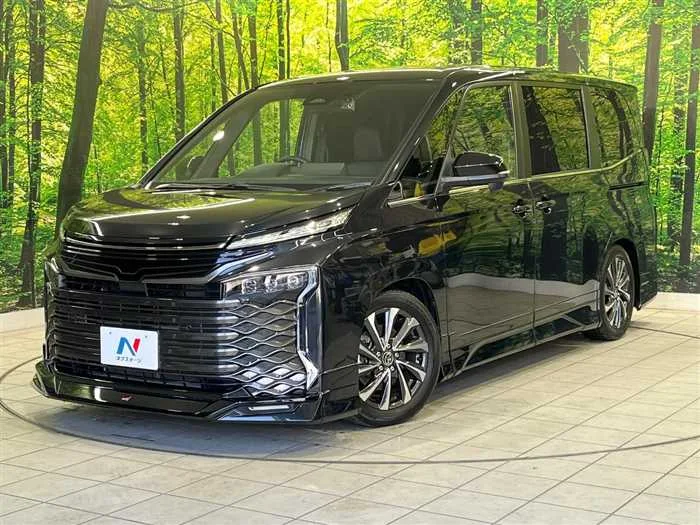 Toyota Voxy 2023 — фото 1, купить с доставкой в Москву