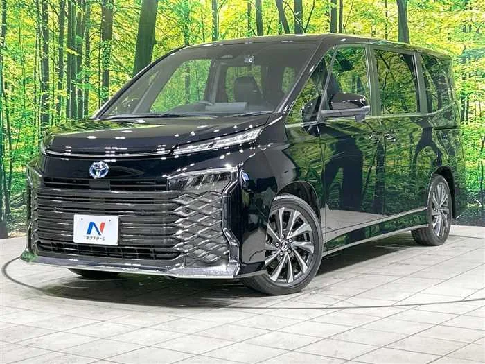 Toyota Voxy 2024 — фото 1, купить с доставкой в Москву