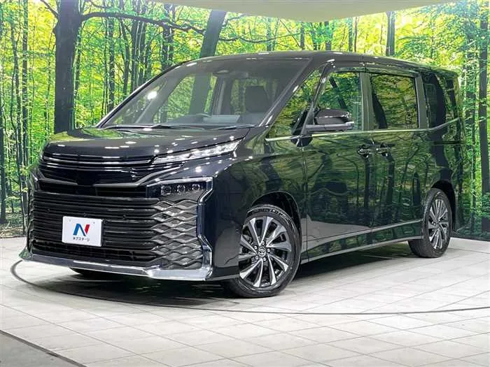 Toyota Voxy 2023 — фото 1, купить с доставкой в Москву