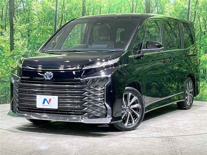 Toyota Voxy 2024 — фото 1, купить с доставкой в Москву