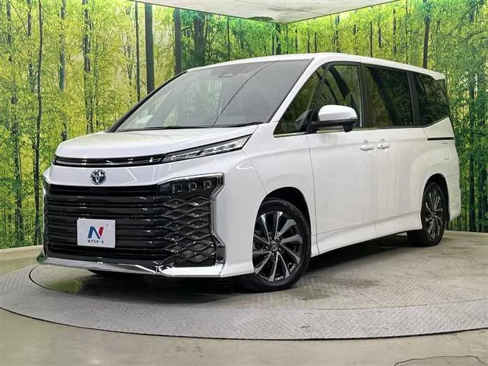 Toyota Voxy 2025 — фото 1, купить с доставкой в Москву