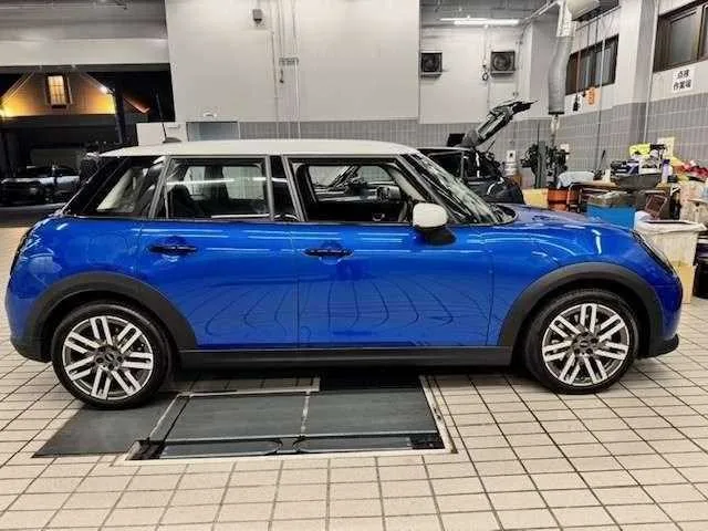 BMW MINI 2025 — миниатюра 2