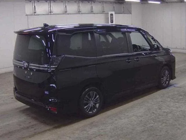 Toyota Voxy 2023 — миниатюра 2