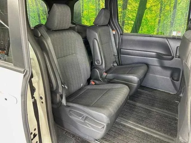 Toyota Voxy 2023 — миниатюра 3