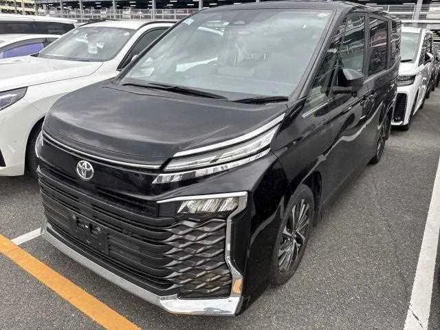 Toyota VOXY 2023 — фото 1, купить с доставкой в Москву