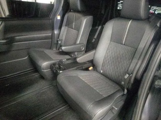 Toyota Noah 2022 — миниатюра 2