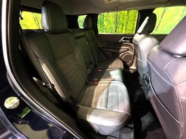 Mitsubishi Outlander 2023 — миниатюра 3