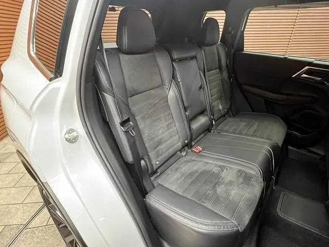 Mitsubishi Outlander 2023 — миниатюра 3