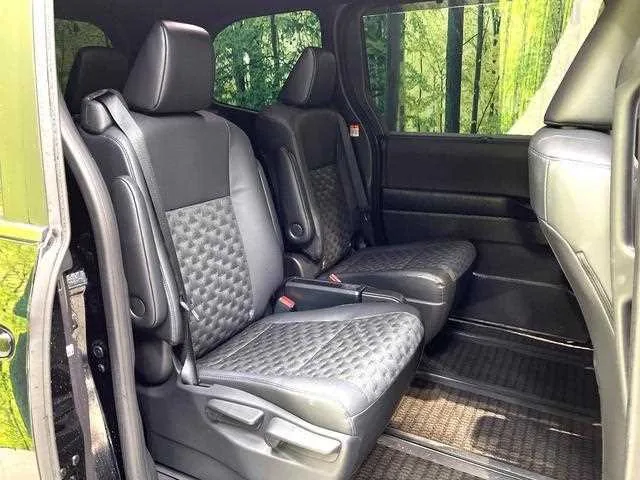 Toyota Voxy 2023 — миниатюра 3