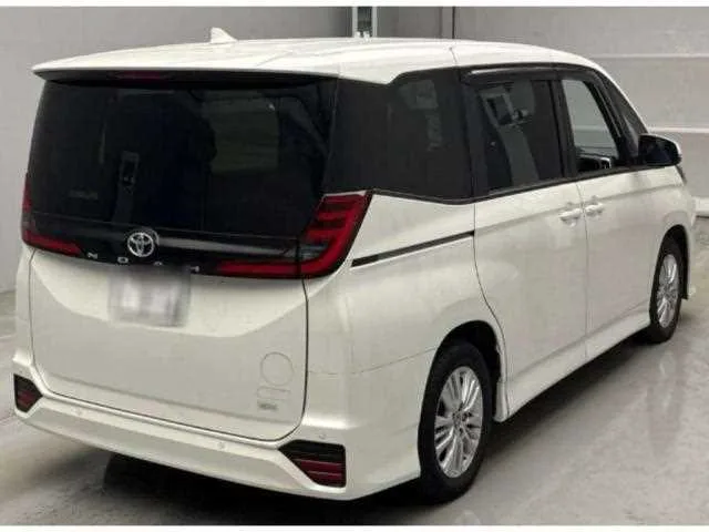 Toyota NOAH 2024 — миниатюра 2