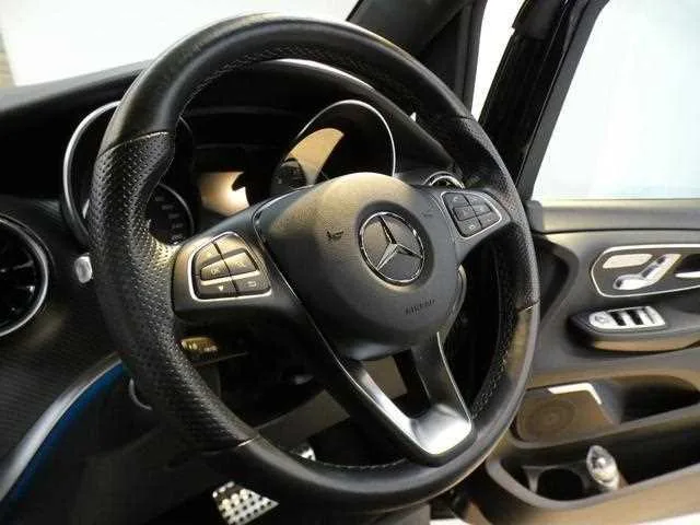 Mercedes-Benz V-Class 2022 — миниатюра 3