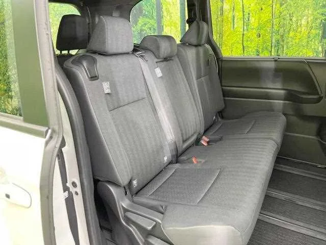Toyota Voxy 2024 — миниатюра 3