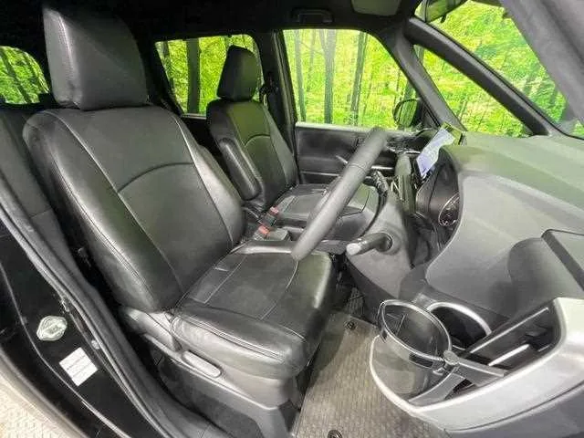 Toyota Voxy 2022 — миниатюра 3