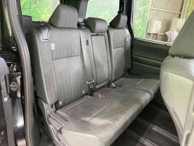 Toyota Voxy 2023 — миниатюра 3
