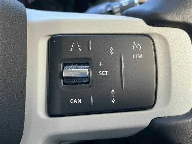 Land Rover Defender 130 SE 2023 — миниатюра 5