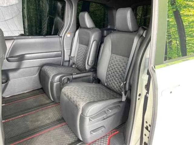 Toyota Voxy 2025 — миниатюра 3