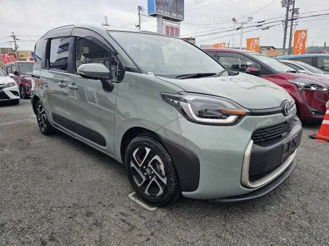 Toyota Sienta 2023 — фото 1, купить с доставкой в Москву