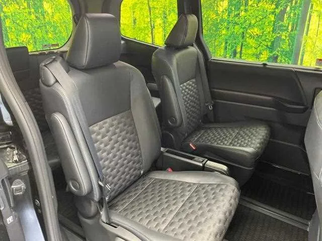 Toyota Voxy 2023 — миниатюра 3