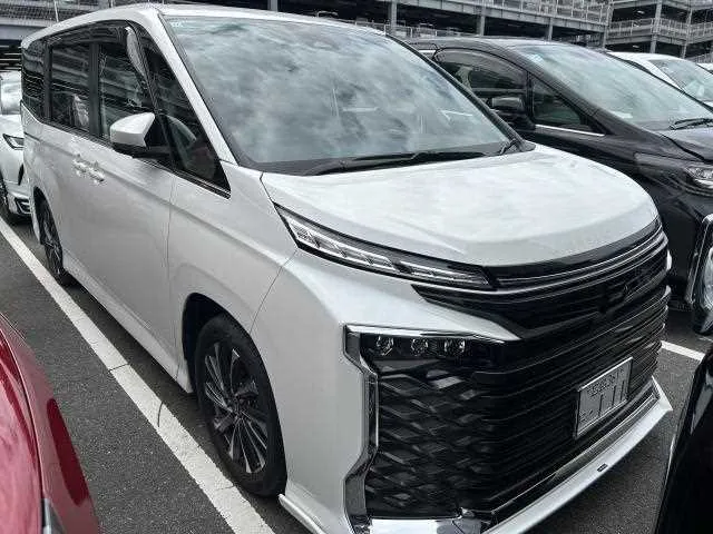 Toyota VOXY 2024 — фото 1, купить с доставкой в Москву