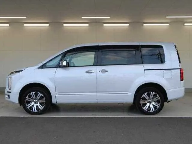 Mitsubishi Delica D:5 2023 — миниатюра 3