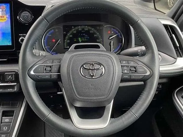 Toyota Voxy 2024 — миниатюра 2