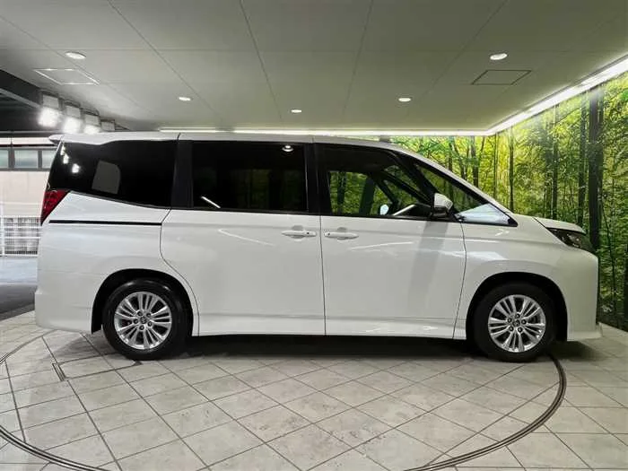 Toyota Noah 2022 — миниатюра 2