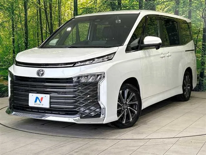 Toyota Voxy 2022 — фото 1, купить с доставкой в Москву