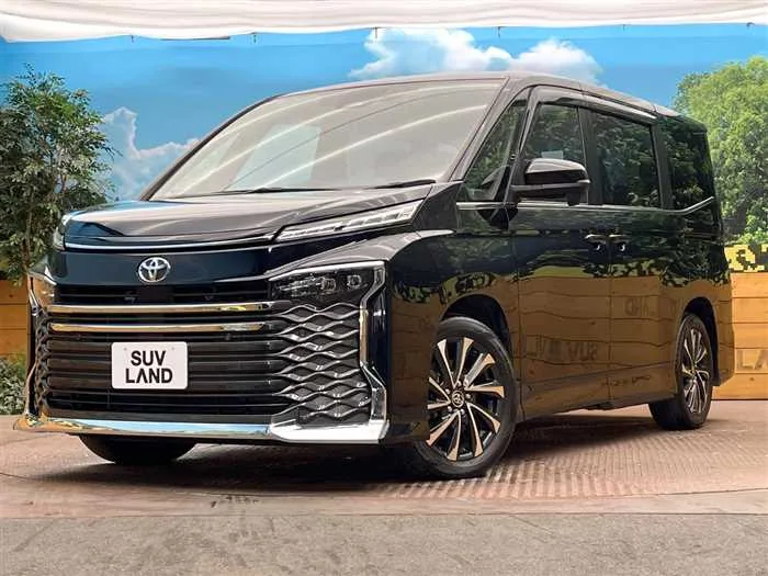 Toyota Voxy 2022 — фото 1, купить с доставкой в Москву